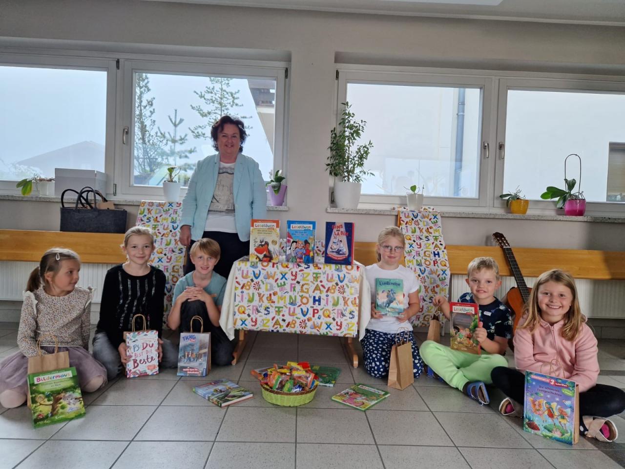 Kinder mit Geschenken und eine Erwachsene