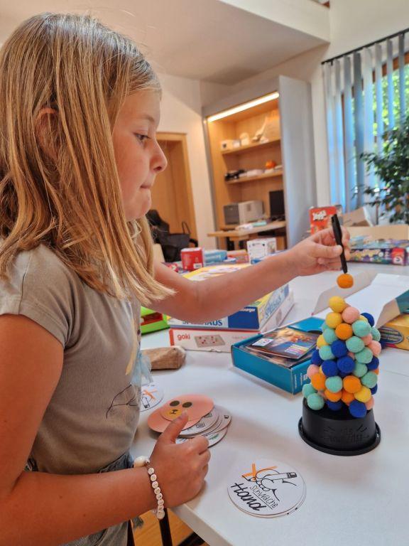 Mädchen beim Basteln