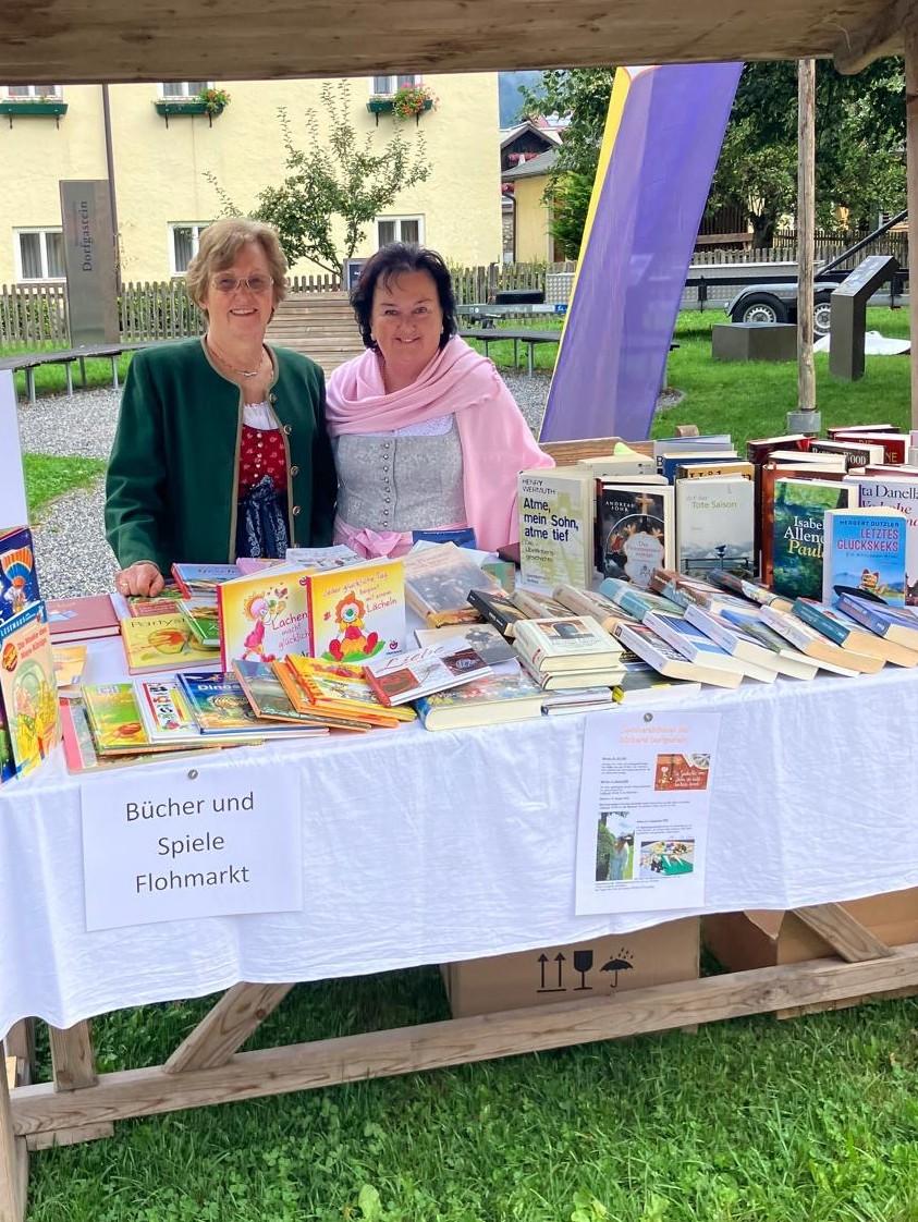 Im Bild Frau Hildegard Fischer, li im Bild, und Frau Monika Haunsberger, re im Bild, Leiterin der Bücherei Dorfgastein