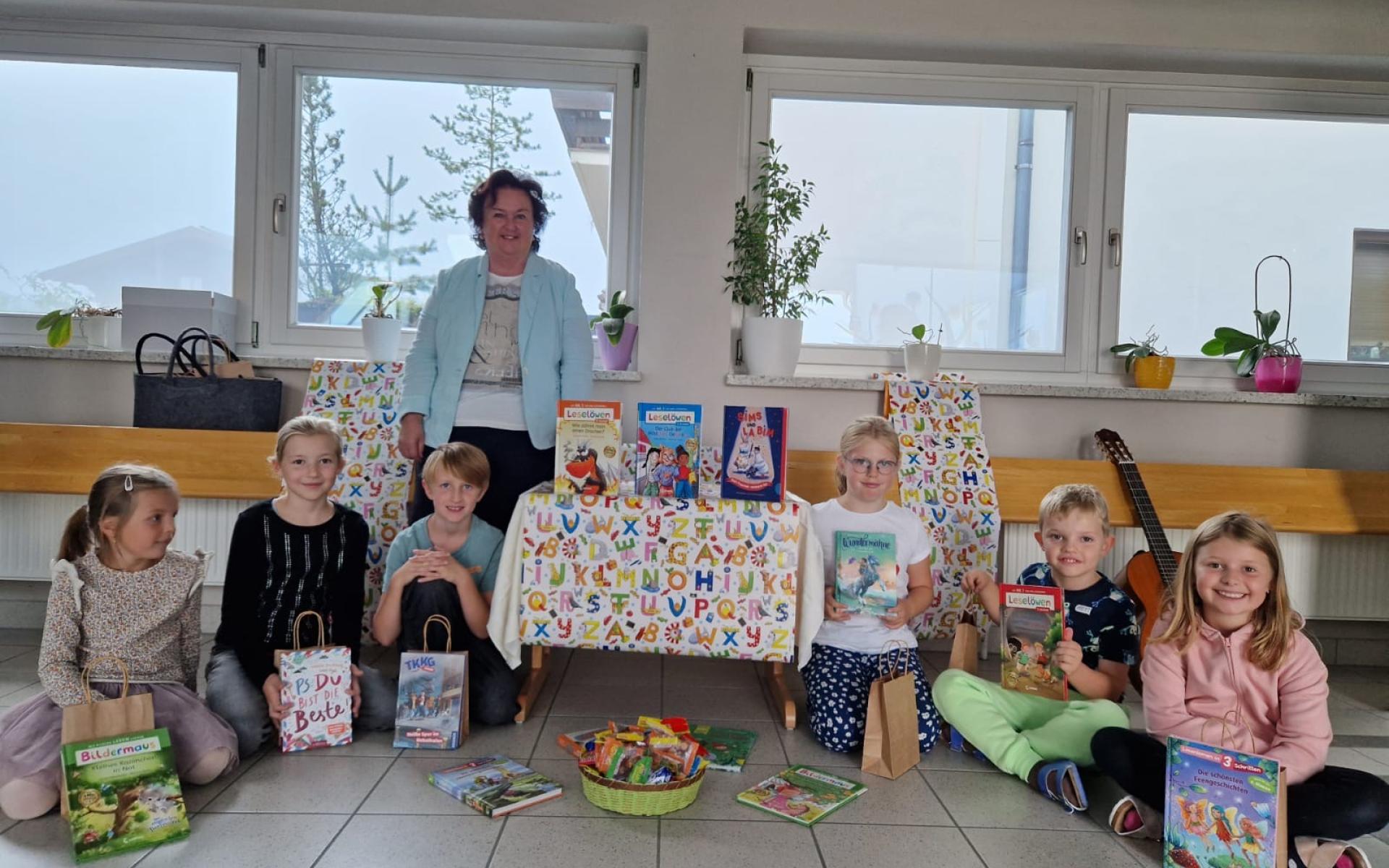 Kinder mit Geschenken und eine Erwachsene