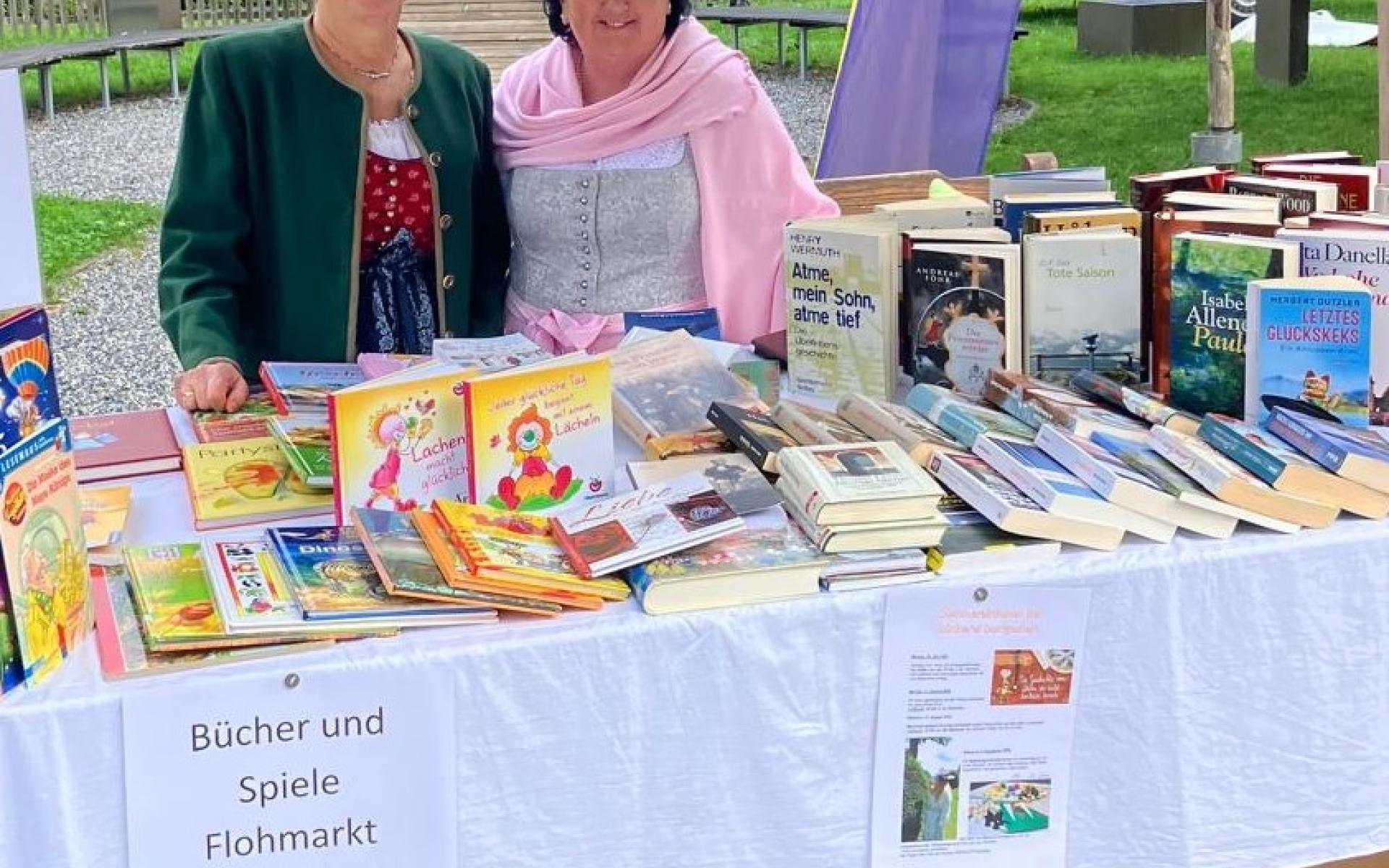 Im Bild Frau Hildegard Fischer, li im Bild, und Frau Monika Haunsberger, re im Bild, Leiterin der Bücherei Dorfgastein