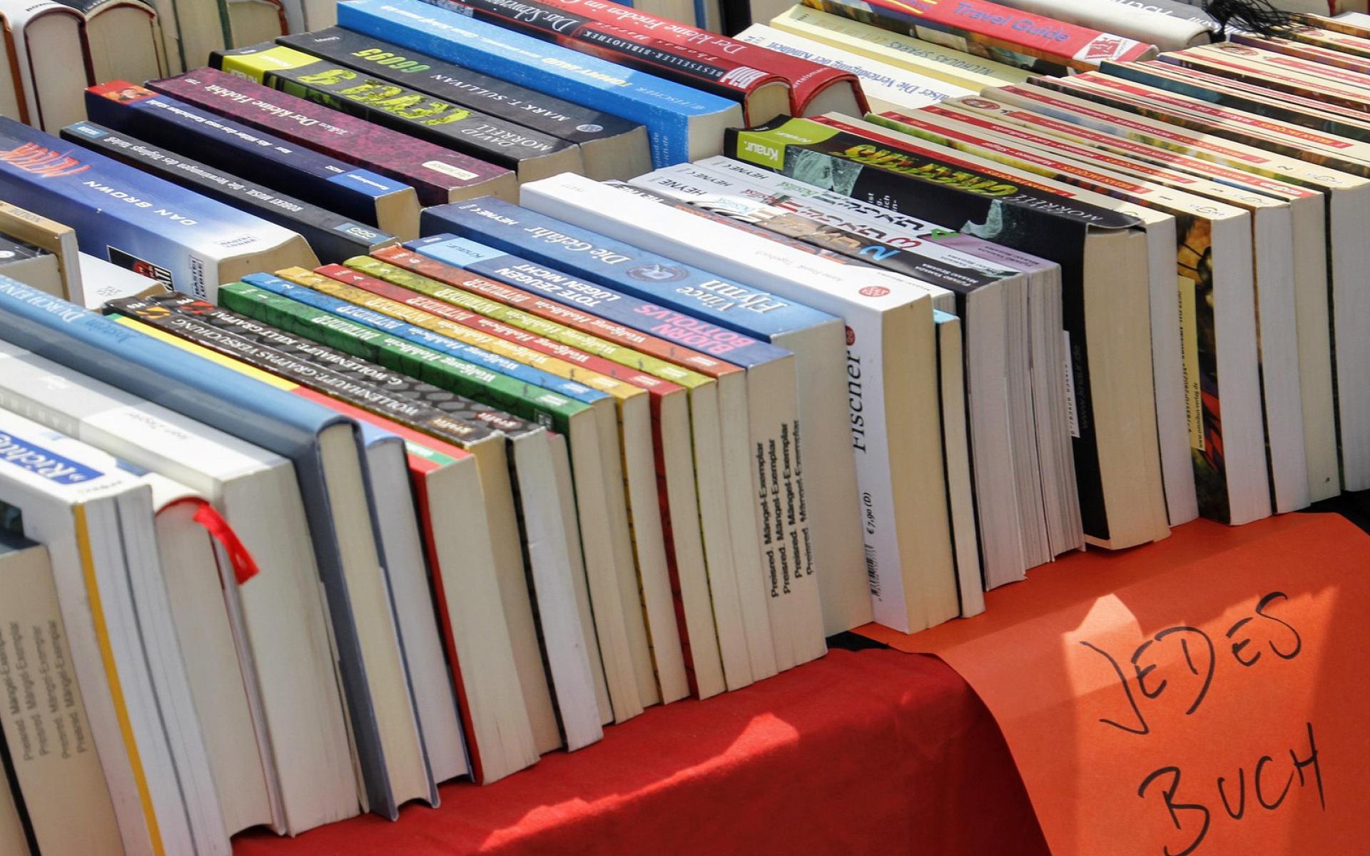 Flohmarktbücher auf einem Tisch mit dem Buchrücken nach oben