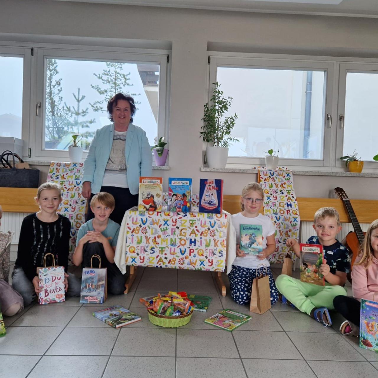 Kinder mit Geschenken und eine Erwachsene