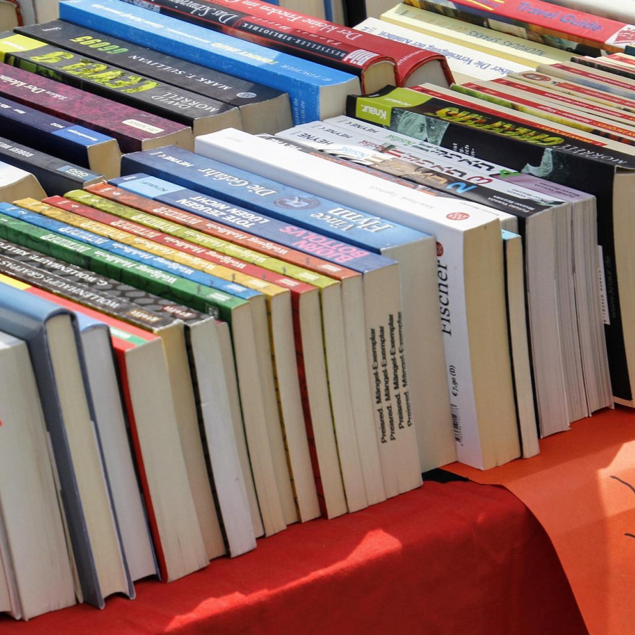 Flohmarktbücher auf einem Tisch mit dem Buchrücken nach oben